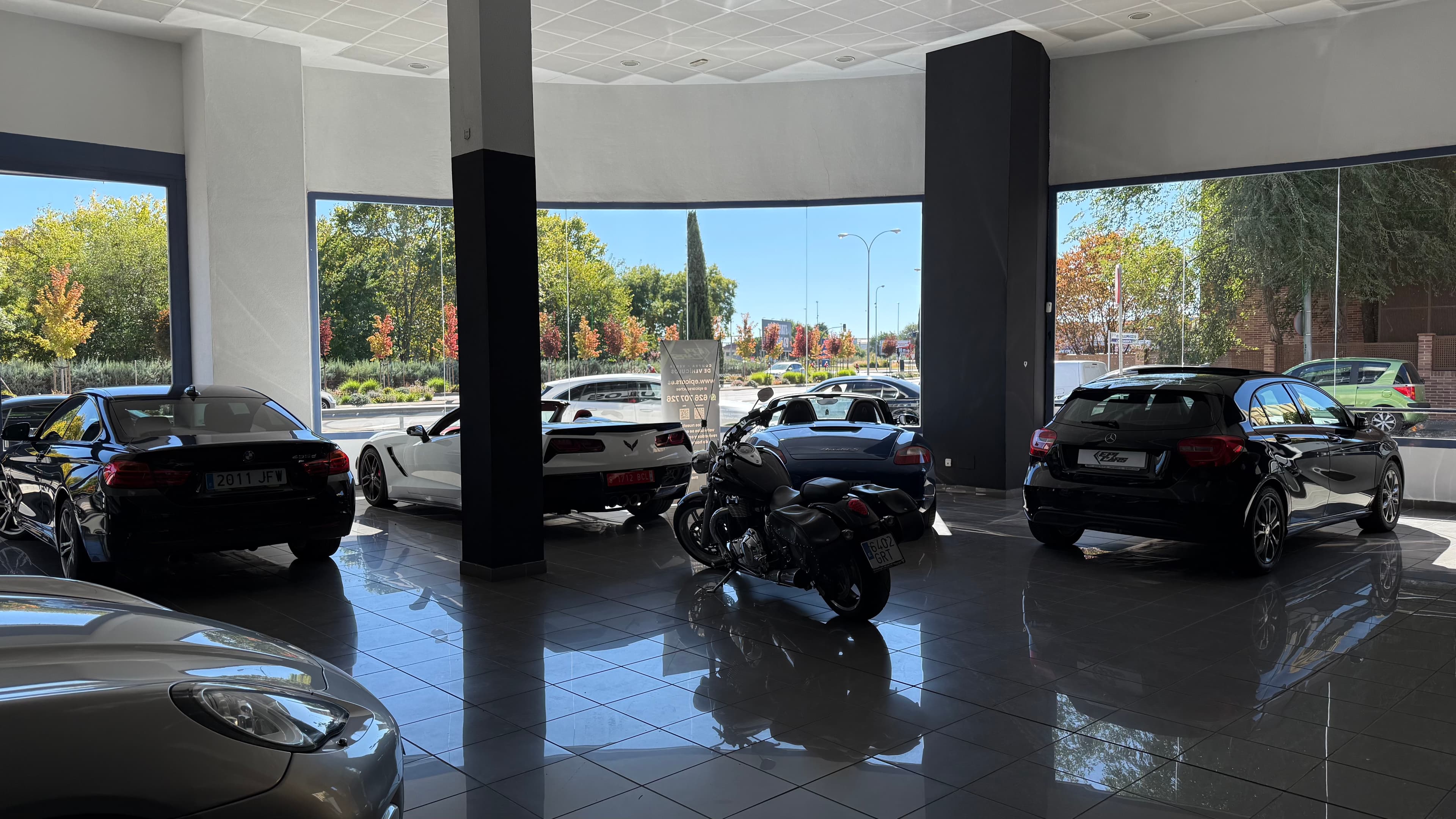 Showroom moderno — Epicars Fuenlabrada