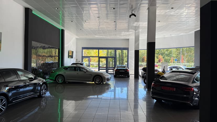 Interior del concesionario Epicars Fuenlabrada - Zona de exposición